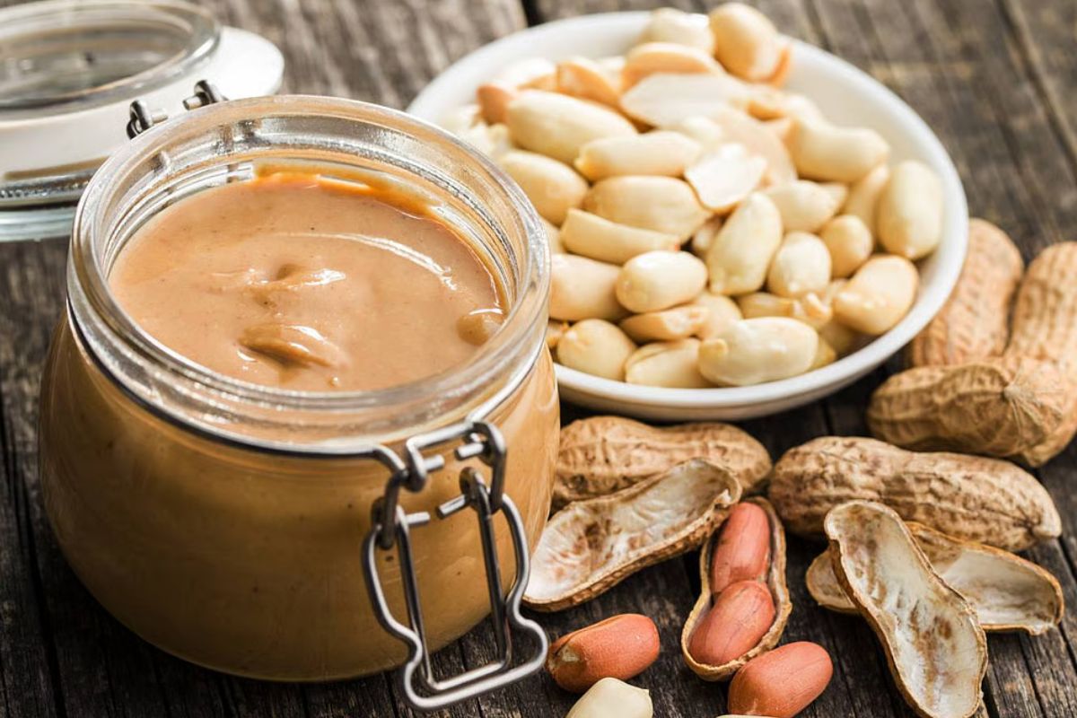 পিনাট বাটার: এক টেবিলচামচ পিনাট বাটারে থাকে ৯০–১০০ গ্রাম ক্যালরি। তাছাড়া অনেক ব্র্যান্ডের পিনাট বাটারে থাকে অতিরিক্ত চিনি ও তেল, যা এটিকে আরও ক্ষতিকর করে তোলে।